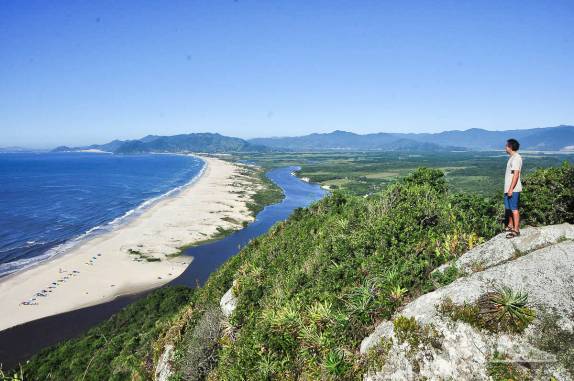 No alto do morro da Guarda, admirado com a beleza da Guarda do Embaú, litoral sul de Santa Catarina